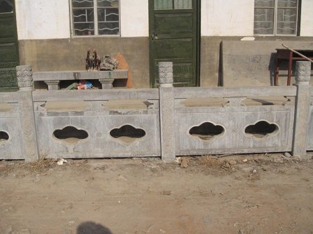 民房門(mén)口青石欄板